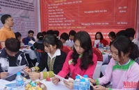 Hơn 1.000 học sinh, sinh viên được tư vấn, giới thiệu việc làm trong ngày hội tư vấn hướng nghiệp, giới thiệu việc làm lần đầu tiên được tỉnh Lào Cai tổ chức.