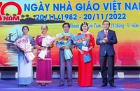 Chủ tịch Ủy ban nhân dân thành phố Kon Tum Nguyễn Thanh Mân tặng hoa cho các Nhà giáo ưu tú trên địa bàn.