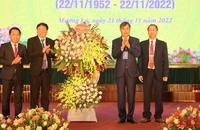 Bí thư Tỉnh ủy Sơn La tặng hoa chúc mừng huyện Mường La.