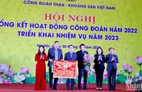 Công đoàn Than-Khoáng sản Việt Nam nhận cờ Xuất sắc toàn diện của Tổng Liên đoàn lao động Việt Nam. 
