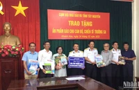 Lãnh đạo Hội Nhà báo 5 tỉnh Tây Nguyên tặng ấn phẩm báo chí cho Bộ Tư lệnh Vùng 4, Hải Quân.