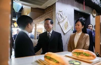 Chủ tịch nước Võ Văn Thưởng và Phu nhân thăm nhà hàng "Bánh mì Xin chào" tại Tokyo do hai cựu lưu học sinh Việt Nam thành lập. ̣(Ảnh: baoquocte.vn)
