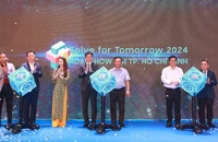 Các đại biểu thực hiện nghi thức khởi động cuộc thi Solve for Tomorrow 2024.