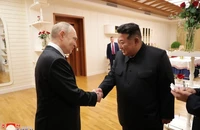 Nhà lãnh đạo Triều Tiên Kim Jong-un (phải) và Tổng thống Nga Vladimir Putin tại cuộc gặp ở Bình Nhưỡng ngày 19/6/2024. Ảnh: Yonhap/TTXVN.