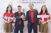 Phó Tổng giám đốc Vietjet Tô Việt Thắng (thứ 2 từ phải sang) đại diện Vietjet nhận giải thưởng Nơi làm việc tốt nhất châu Á 2024.