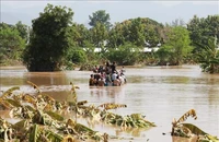 Người dân di chuyển bằng thuyền tại khu vực ngập lụt ở Nay Pyi Taw, Myanmar ngày 16/9/2024. (Ảnh: THX/TTXVN)