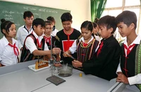 Giờ thực hành môn Hóa học của học sinh Trường phổ thông Dân tộc nội trú huyện Krông Bông (Đắk Lắk).