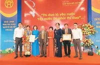 Bà Đặng Thị Cuối (thứ hai từ trái sang) tại lễ vinh danh Công dân Thủ đô ưu tú năm 2022.