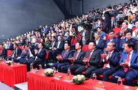 Các đồng chí lãnh đạo Đảng, Nhà nước và các đại biểu dự lễ trao giải. (Ảnh THANH TRÚC)