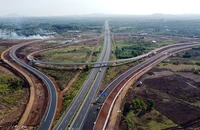 Một nút giao quy mô lớn trên cao tốc bắc-nam đoạn Phan Thiết-Dầu Giây.