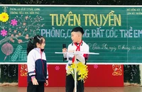 Liên đội Trường tiểu học Trần Phú (thành phố Bắc Giang, tỉnh Bắc Giang) tổ chức tuyên truyền về phòng chống bắt cóc trẻ em. (Ảnh NGUYỄN ANH)
