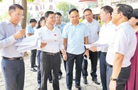 Đoàn khảo sát của Thường trực HĐND thành phố Hà Nội khảo sát thực tế khu vực xây dựng trường học tại địa bàn quận Hoàng Mai. (Ảnh GIA HUY)