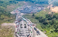 Nhiều phương tiện chuyên chở than đá từ Lào đợi làm thủ tục nhập cảnh qua cửa khẩu quốc tế La Lay.
