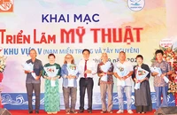 Lãnh đạo tỉnh Khánh Hòa tặng hoa các thành viên Hội đồng nghệ thuật của triển lãm. (Ảnh NT)