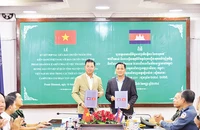 Đại diện Ban Chuyên trách tỉnh Kiên Giang và Ban Chuyên trách tỉnh Pearh Sihanouk (Campuchia) tại buổi ký kết.