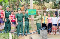 Đồn Biên phòng Tam Quang trao công trình nước sạch, tặng người dân.