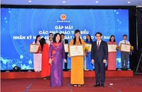 Cô giáo Nguyễn Ngọc Thúy (giữa) nhận Bằng khen nhà giáo tiêu biểu của Bộ Giáo dục và Đào tạo.