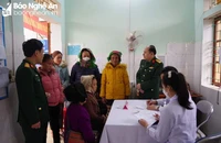 Các y, bác sĩ Bệnh viện Quân y 4 cấp phát thuốc miễn phí cho nhân dân xã Tri Lễ, huyện Quế Phong, tỉnh Nghệ An. Ảnh: baonghean.vn