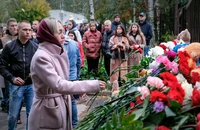Người dân đặt hoa tưởng niệm các nạn nhân vụ xả súng tại trường học số 88 ở Izhevsk khiến 19 người chết, 23 người bị thương. Ảnh: TASS