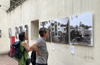 Công chúng đến với những tác phẩm trong triển lãm nhiếp ảnh về Hà Nội. Ảnh: Giang Nam