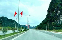 Tuyến đường bao biển Hạ Long-Cẩm Phả kết nối hai trung tâm du lịch lớn của tỉnh Quảng Ninh. (Ảnh Quang Thọ)