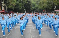 Hơn 2.000 người cao tuổi thành phố Hà Nội đồng diễn thể dục dưỡng sinh, ngày 25/9/2022. Ảnh: MẠNH TRƯỜNG