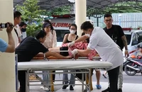 Những người bị thương được đưa về Bệnh viện Đa khoa tỉnh Khánh Hòa để điều trị. (Ảnh: TTXVN)
