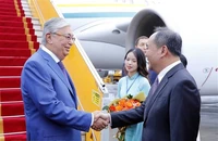 Chủ nhiệm Văn phòng Chủ tịch nước Lê Khánh Hải đón Tổng thống Kazakhstan Kassym-Jomart Tokayev tại Sân bay Quốc tế Nội Bài. (Ảnh: An Đăng/TTXVN)