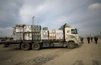 Xe tải chở hàng viện trợ chuẩn bị qua cửa khẩu Kerem Shalom. (Ảnh: THX/TTXVN)