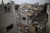Các tòa nhà bị phá hủy sau cuộc không kích của Israel tại Dải Gaza ngày 25/12/2023. (Ảnh: THX/TTXVN)