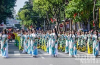 Trình diễn áo dài tại Festival Thu Hà Nội lần thứ nhất. Ảnh: THÀNH ĐẠT