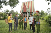 Cán bộ, chiến sĩ Công an nhân dân xã Ia Ka, huyện Chư Păh, tỉnh Gia Lai trao đổi với đồng bào dân tộc về tình hình an ninh, trật tự trên địa bàn. (Ảnh: TTXVN) 