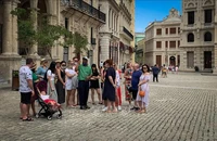 Khách du lịch tham quan La Habana, Cuba. (Ảnh tư liệu: AFP/TTXVN)