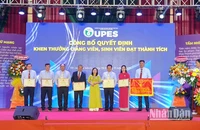 Các cá nhân, tập thể Trường đại học Sư phạm Thể dục thể thao Thành phố Hồ Chí Minh nhận Bằng khen và cờ thi đua của Bộ Giáo dục và Đào tạo.