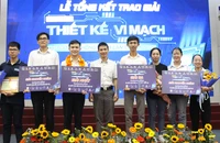 Các tác giả nhận giải thưởng tại cuộc thi Thiết kế vi mạch cho đô thị thông minh lần 1.