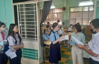 Thí sinh tham dự kỳ thi lớp 10 công lập năm 2024-2025 tại điểm thi Trường trung học cơ sở Colette, quận 3, Thành phố Hồ Chí Minh.