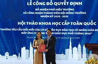 Tiến sĩ Võ Anh Thư nhận quyết định bổ nhiệm Phó Hiệu trưởng Trường đại học Sư phạm thể dục thể thao Thành phố Hồ Chí Minh (bên trái ảnh).