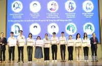 Trường đại học Khoa học sức khỏe khen thưởng 10 tân sinh viên đạt thủ khoa đầu vào của năm ngành học.