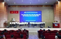 Đại học Quốc gia Thành phố Hồ Chí Minh khen thưởng sinh viên thủ khoa tuyển sinh đầu vào.