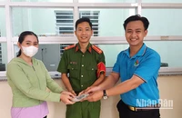 Công an phường 6 và anh Nguyễn Minh Toàn bàn giao lại chiếc ví cho chị Lê Thị Huỳnh Oanh.