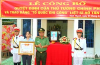 Đại tá Nguyễn Văn Hiểu, Giám đốc Công an tỉnh Đồng Tháp trao Bằng “Tổ quốc ghi công” cho vợ Liệt sĩ Hồ Tấn Dương.