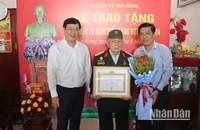 Bí thư Tỉnh ủy Đồng Tháp Lê Quốc Phong trao Huy hiệu Đảng cho đồng chí Hồ Văn Ba; Bí thư Huyện ủy Tân Hồng Nguyễn Minh Ngọc tặng hoa chúc mừng.