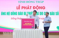 Chủ tịch Ủy ban nhân dân tỉnh Đồng Tháp Phạm Thiện Nghĩa cùng lãnh đạo các sở, ban, ngành tham gia quyên góp ủng hộ đồng bào các địa phương miền bắc tại lễ phát động.