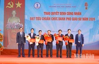 Phó Giáo sư, Tiến sĩ Nguyễn Văn Đệ, Chủ tịch Hội đồng Khoa học và Đào tạo, Phó Chủ tịch Hội đồng chức danh giáo sư cơ sở Trường đại học Đồng Tháp thừa ủy quyền của Chủ tịch Hội đồng giáo sư nhà nước trao Quyết định công nhận đạt tiêu chuẩn chức danh phó giáo sư năm 2024 cho 5 nhà giáo. (Ảnh: HỮU NGHĨA)