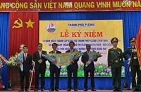 Ủy viên Trung ương Đảng, Phó Bí thư Tỉnh ủy, Chủ tịch HĐND tỉnh Gia Lai thừa ủy quyền trao Huân chương Lao Động hạng Nhì của Chủ tịch nước cho Đảng bộ, chính quyền và Nhân dân các dân tộc TP Pleiku.