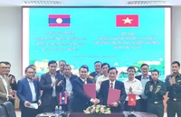 Đại diện lãnh đạo tỉnh Quảng Trị và tỉnh Savannaket (Lào) ký kết biên bản thông qua Đề án xây dựng Khu kinh tế thương mại xuyên biên giới chung Lao Bảo-Đensavẳn.