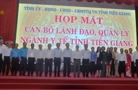 Lãnh đạo tỉnh Tiền Giang chụp ảnh lưu niệm với cán bộ lãnh đạo, quản lý ngành y tế.