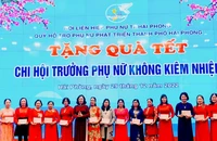 Trao quà Tết Quý Mão tặng 461 chi hội trưởng phụ nữ có hoàn cảnh khó khăn.