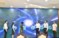 Lãnh đạo tỉnh Kiên Giang thực hiện nghi thức vận hành hệ thống thông tin giải quyết thủ tục hành chính và kết nối cơ sở dữ liệu Quốc gia về dân cư. 
