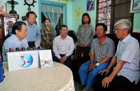 Lãnh đạo Ủy ban nhân dân thành phố và Ban Biên tập Báo Pháp luật Thành phố Hồ Chí Minh tặng quà cho gia đình một ngư dân huyện Cần Giờ. 